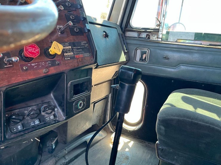 1996-peterbilt-377-image-43