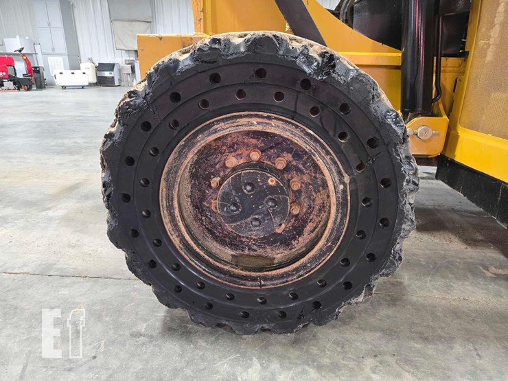 2013-caterpillar-tl1055c-image-30