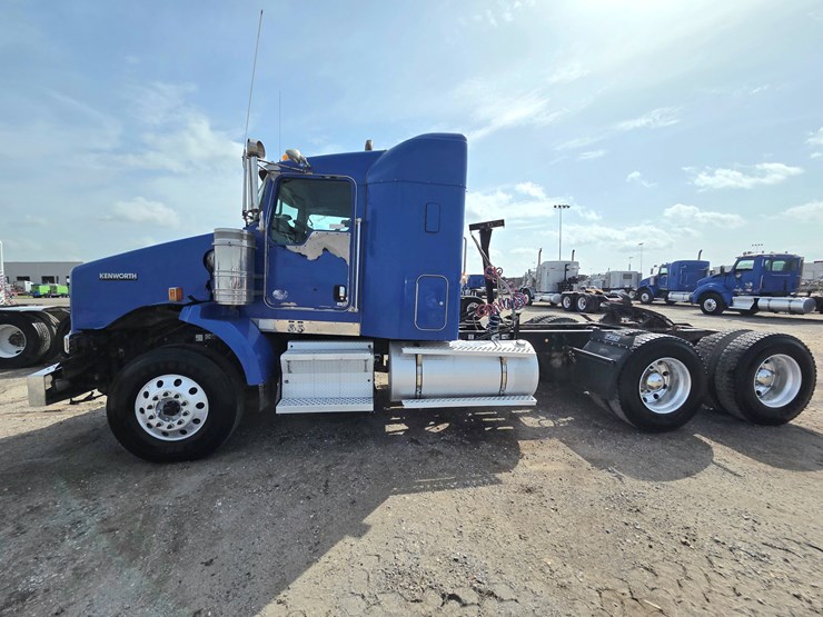 2013-kenworth-t800-image-1