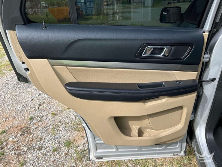 2016-ford-explorer-image-19