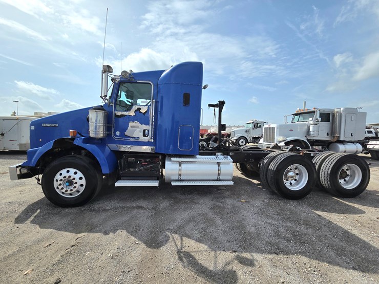 2013-kenworth-t800-image-1