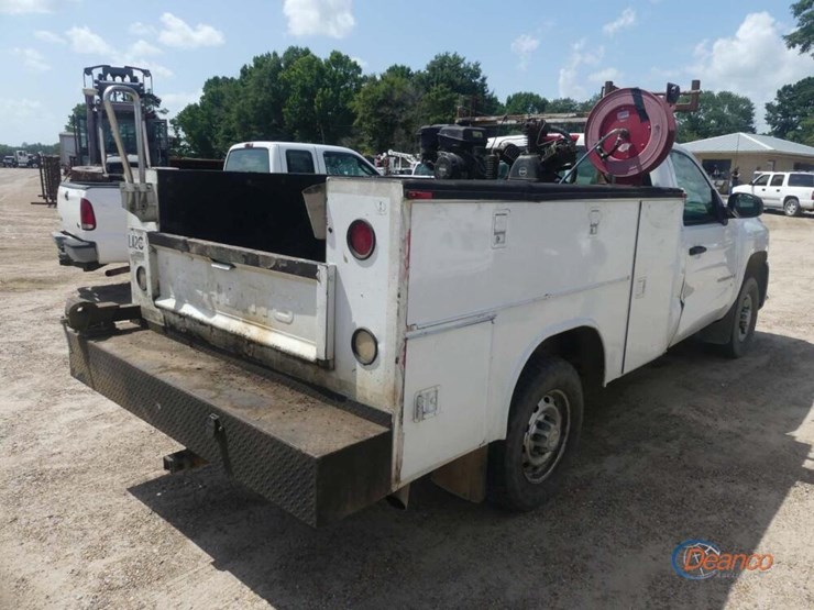 2009-chevrolet-2500hd-image-2