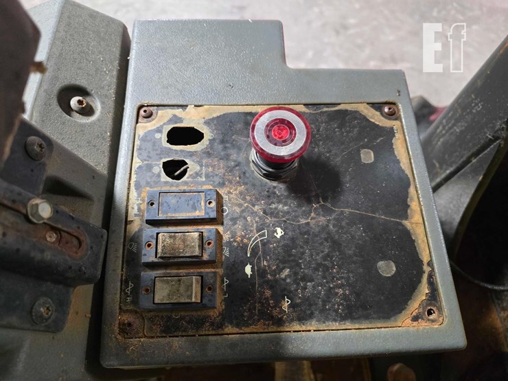 2004-caterpillar-cp-563e-image-14