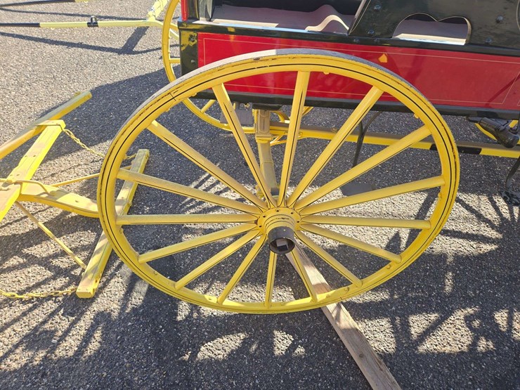 red-and-yellow-horse-drawn-carriage-image-12