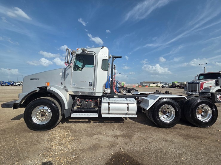 2013-kenworth-t800-image-1