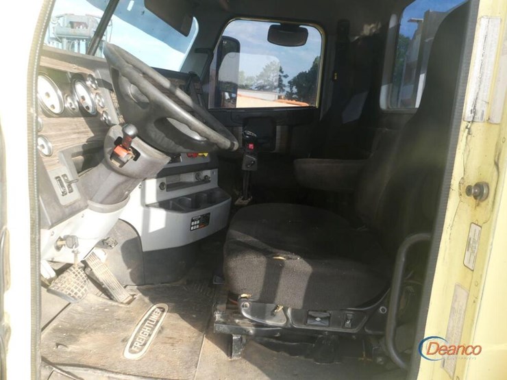 2016-freightliner-122sd-image-14