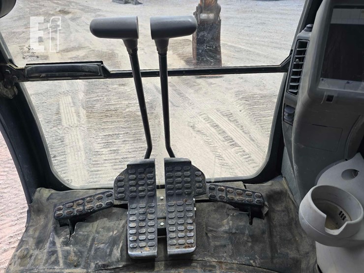 2018-deere-245g-lc-image-15