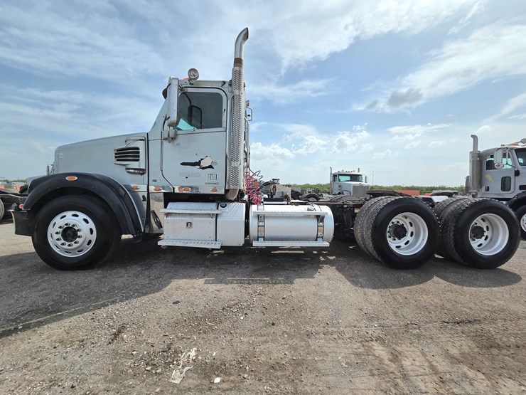 2012-freightliner-122sd-image-1