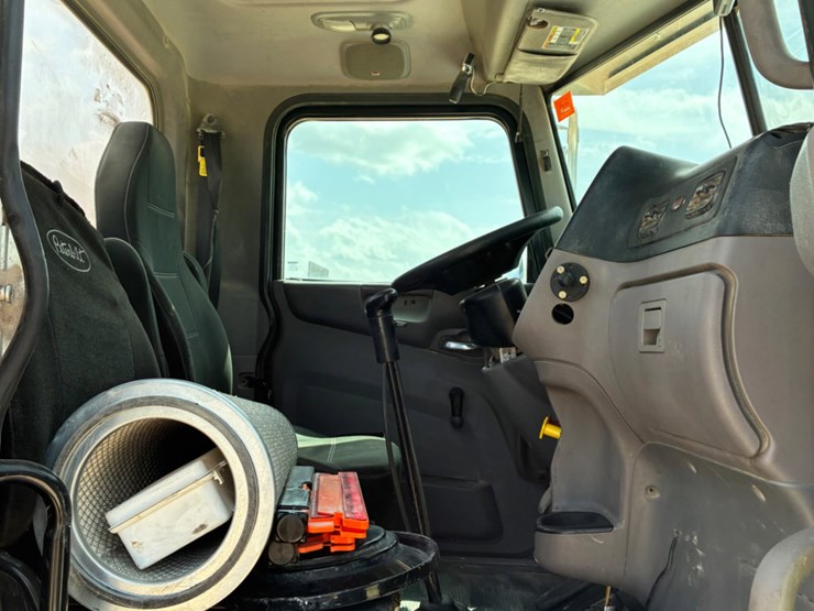2016-peterbilt-365-image-8