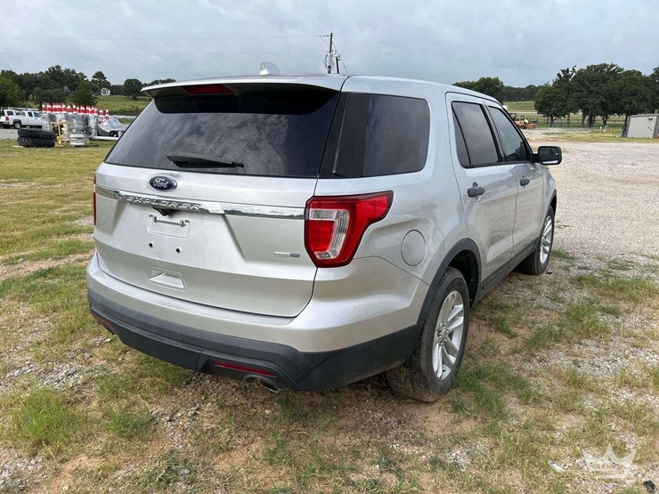 2016-ford-explorer-image-3