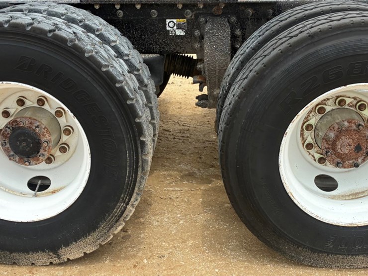 2016-peterbilt-367-image-13