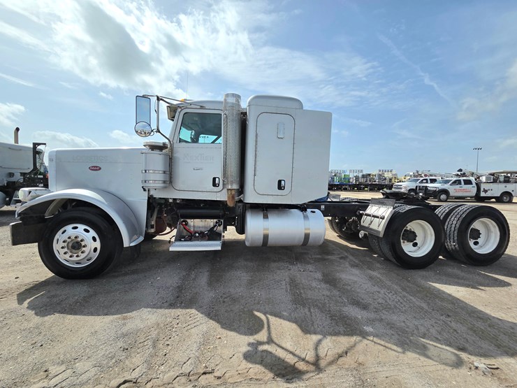 2013-peterbilt-388-image-1