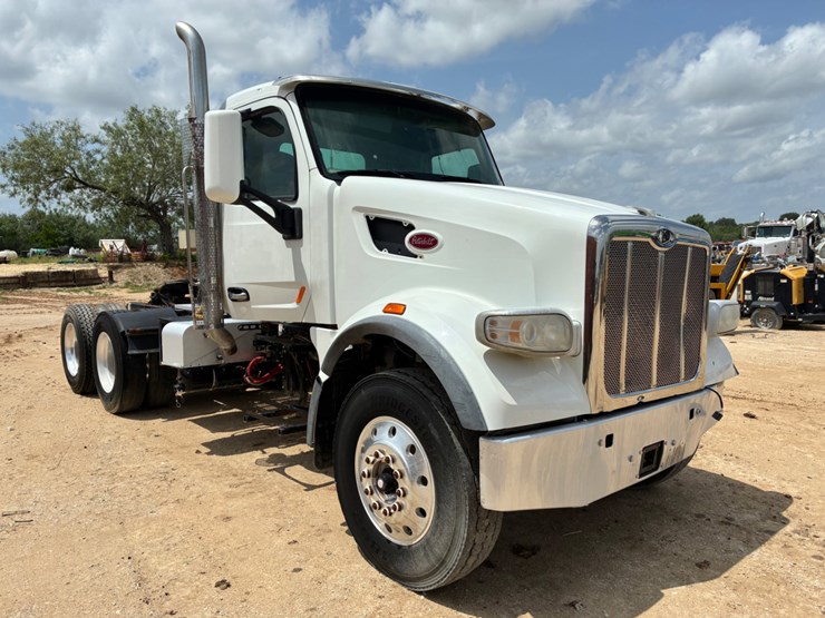 2020-peterbilt-567-image-3