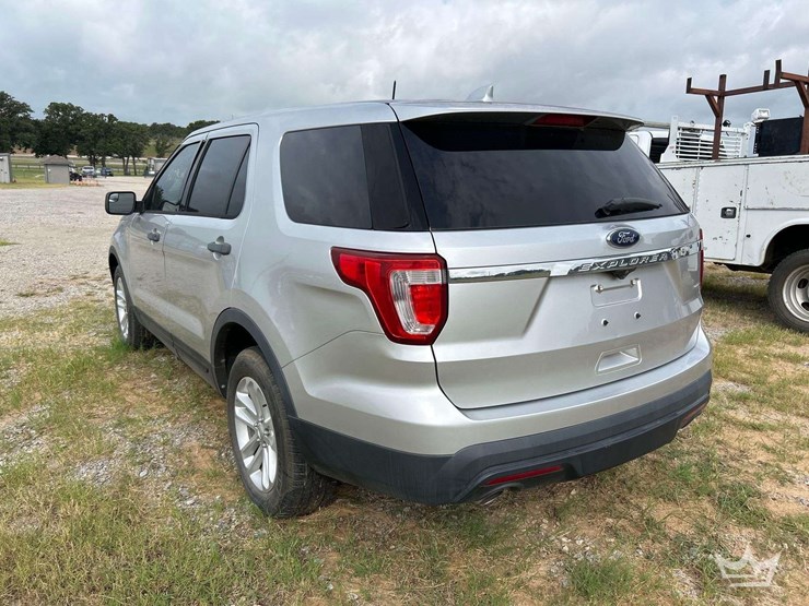 2016-ford-explorer-image-2