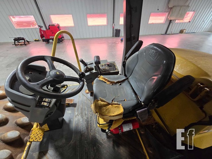 2004-caterpillar-cp-563e-image-9