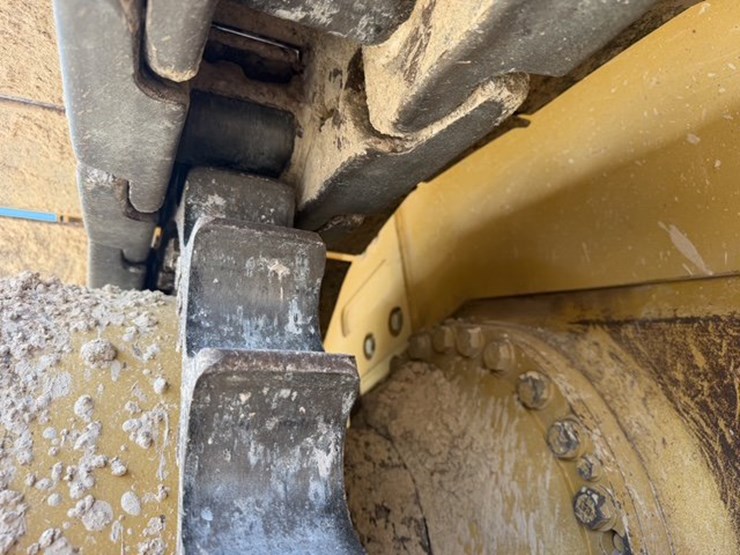 2017-caterpillar-d8t-image-6