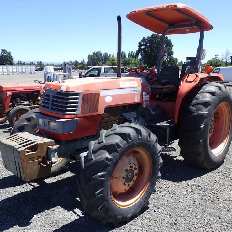 Kubota M900 Tractor