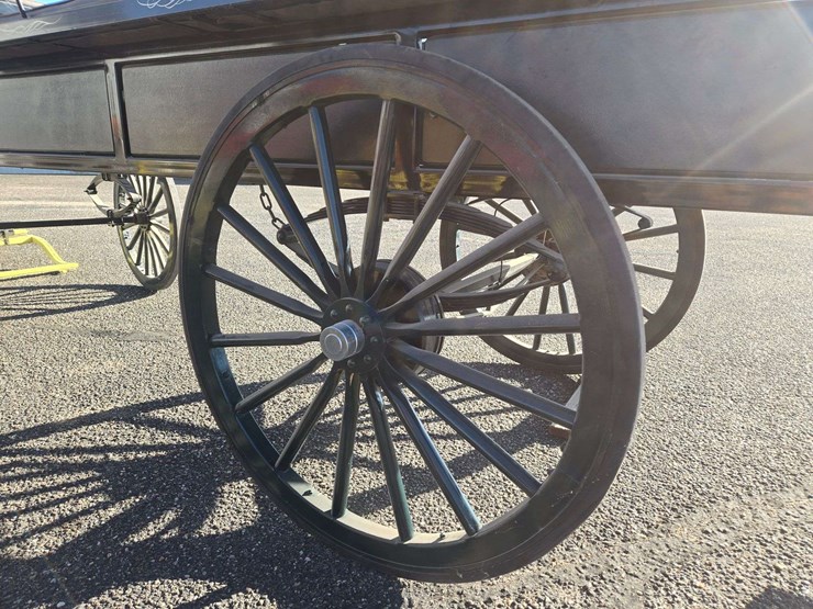 green-horse-drawn-carriage-image-9