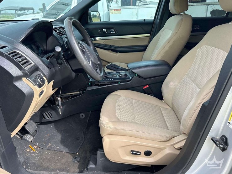 2016-ford-explorer-image-12
