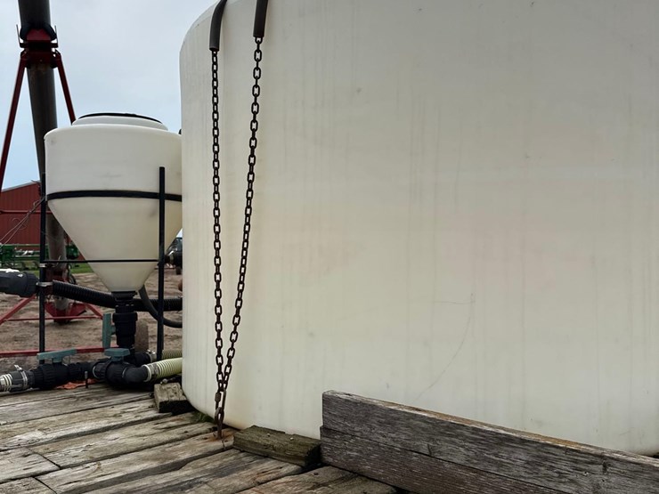 9ft-x-20-1/2ft-wooden-flatbed-w/-poly-tanks-&-pump-image-44