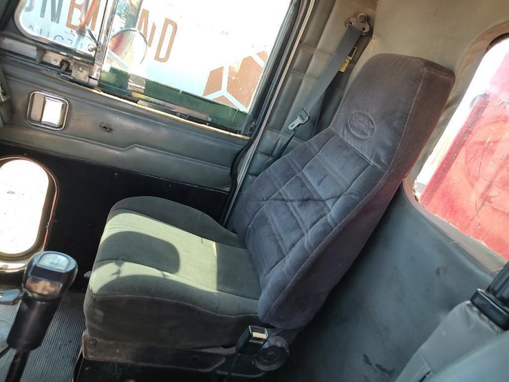 1996-peterbilt-377-image-32