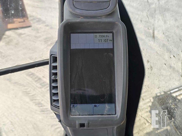 2018-deere-245g-lc-image-20