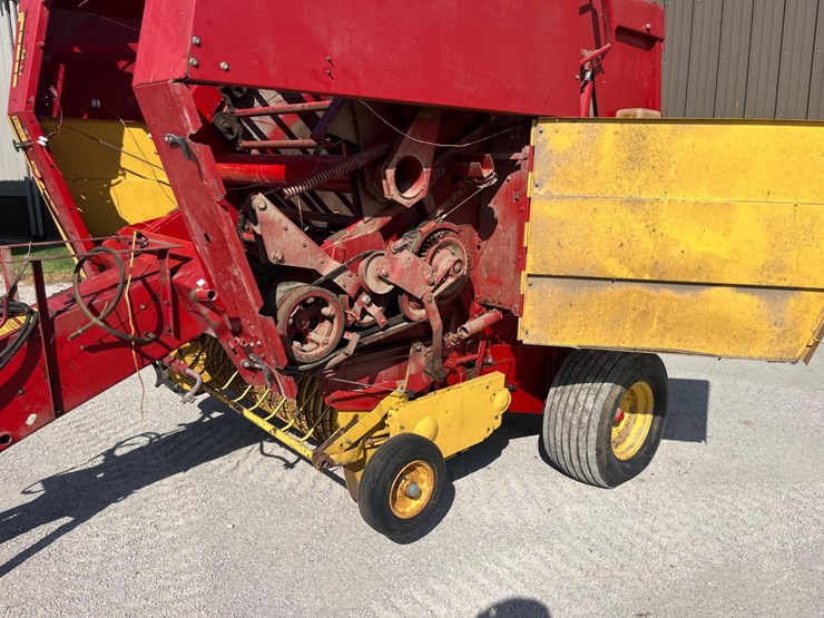 new-holland-853-image-11