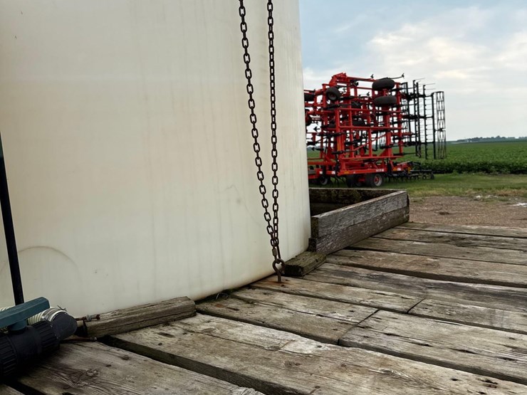 9ft-x-20-1/2ft-wooden-flatbed-w/-poly-tanks-&-pump-image-42