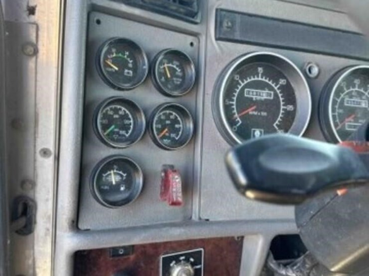 2010-kenworth-t370-image-32