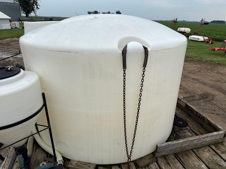 9ft-x-20-1/2ft-wooden-flatbed-w/-poly-tanks-&-pump-image-50
