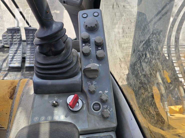 2018-deere-245g-lc-image-19