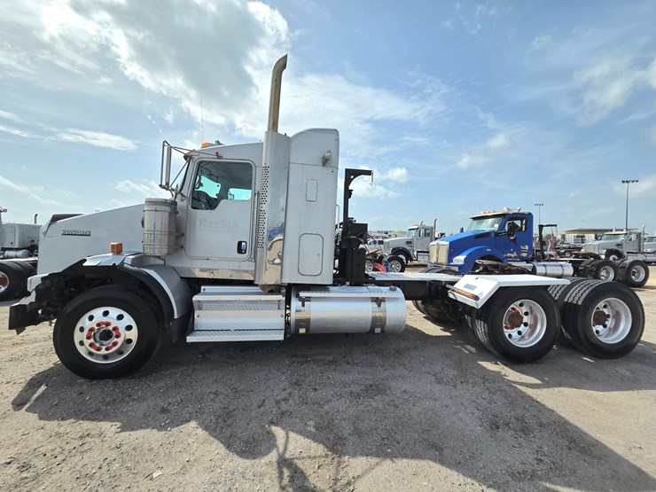 2013-kenworth-t800-image-1