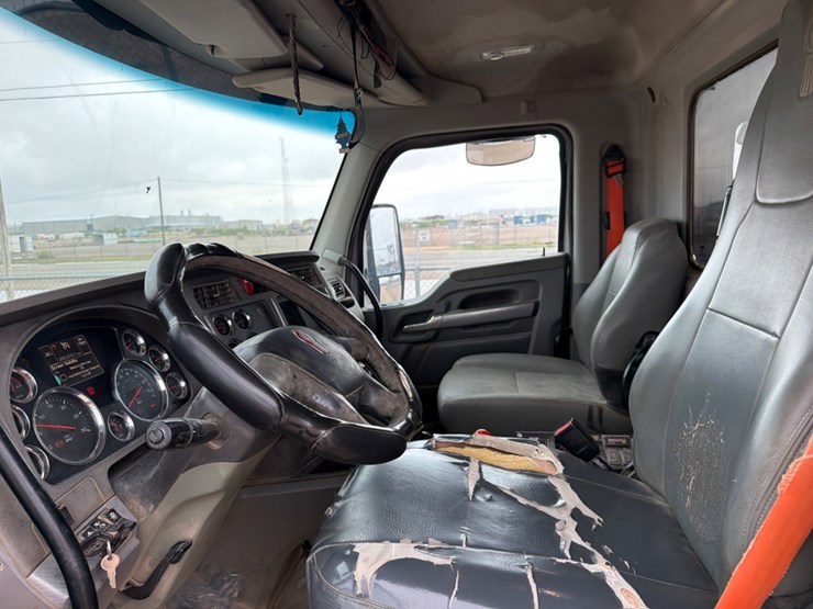2016-kenworth-t880-image-15