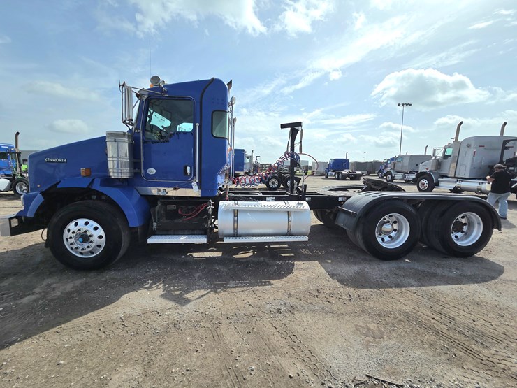 2013-kenworth-t800-image-1