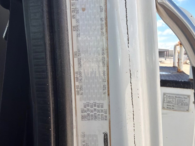 2016-freightliner-m2-106-image-15