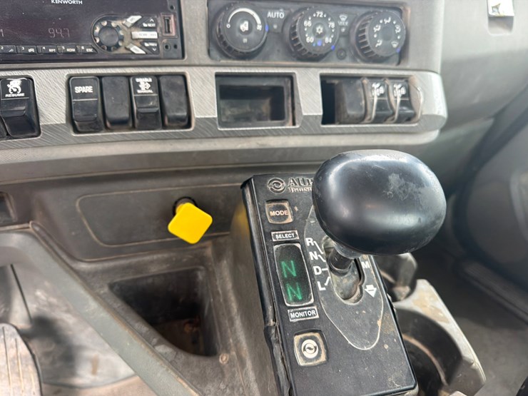 2016-kenworth-t880-image-17