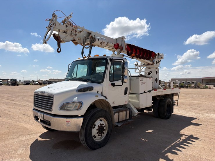 2016-freightliner-m2-106-image-2