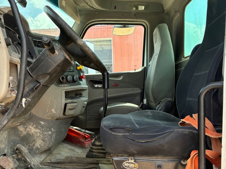 2020-peterbilt-567-image-7