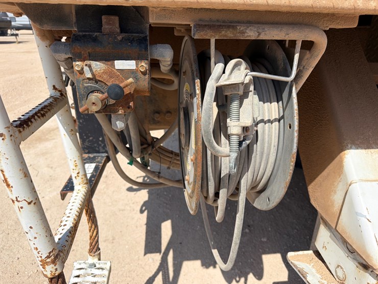 2016-freightliner-m2-106-image-11