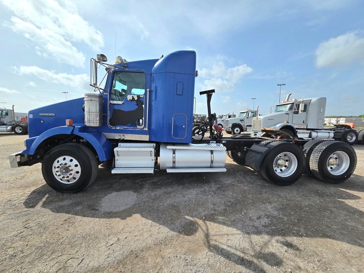 2013-kenworth-t800-image-1