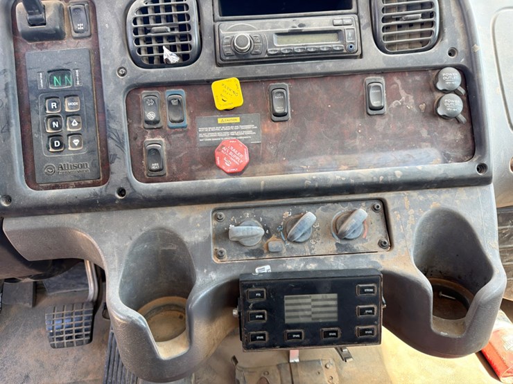 2016-freightliner-m2-106-image-14