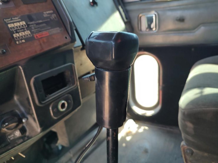 1996-peterbilt-377-image-35