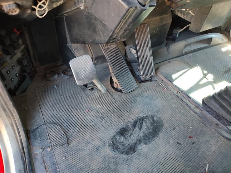 1996-peterbilt-377-image-36