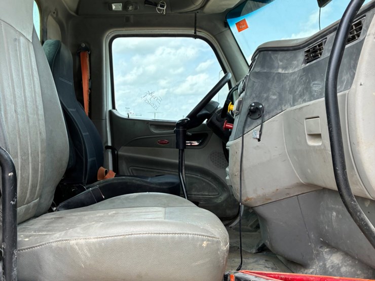2020-peterbilt-567-image-8