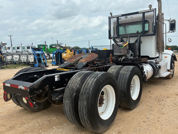 2016-peterbilt-367-image-4