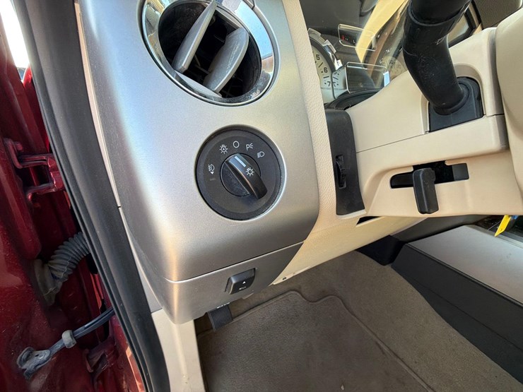 2013-ford-expedition-image-18