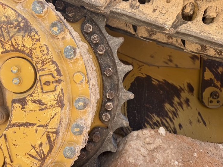 2017-caterpillar-d8t-image-5