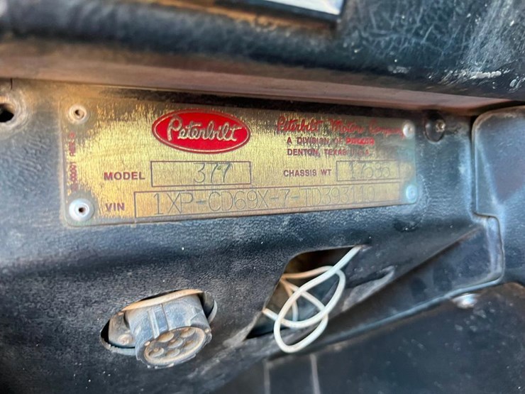 1996-peterbilt-377-image-42