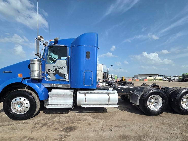 2013-kenworth-t800-image-1