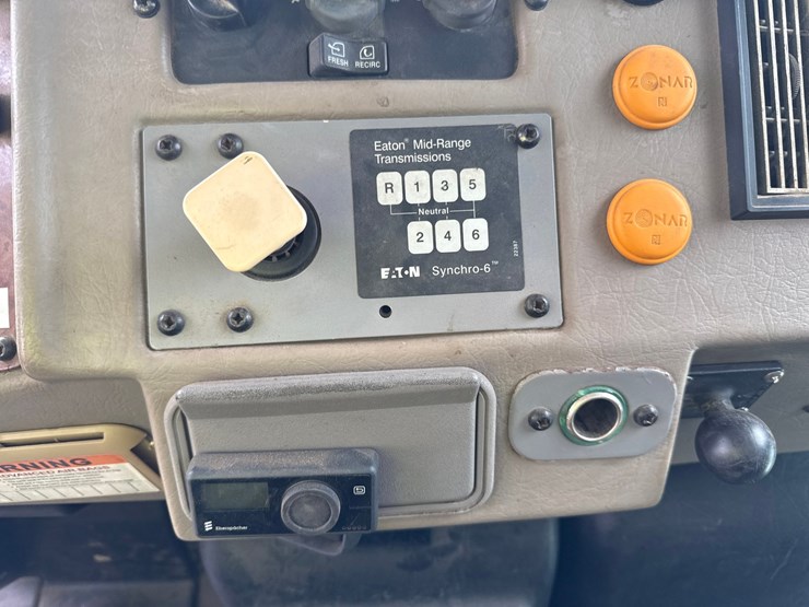2007-peterbilt-335-image-81